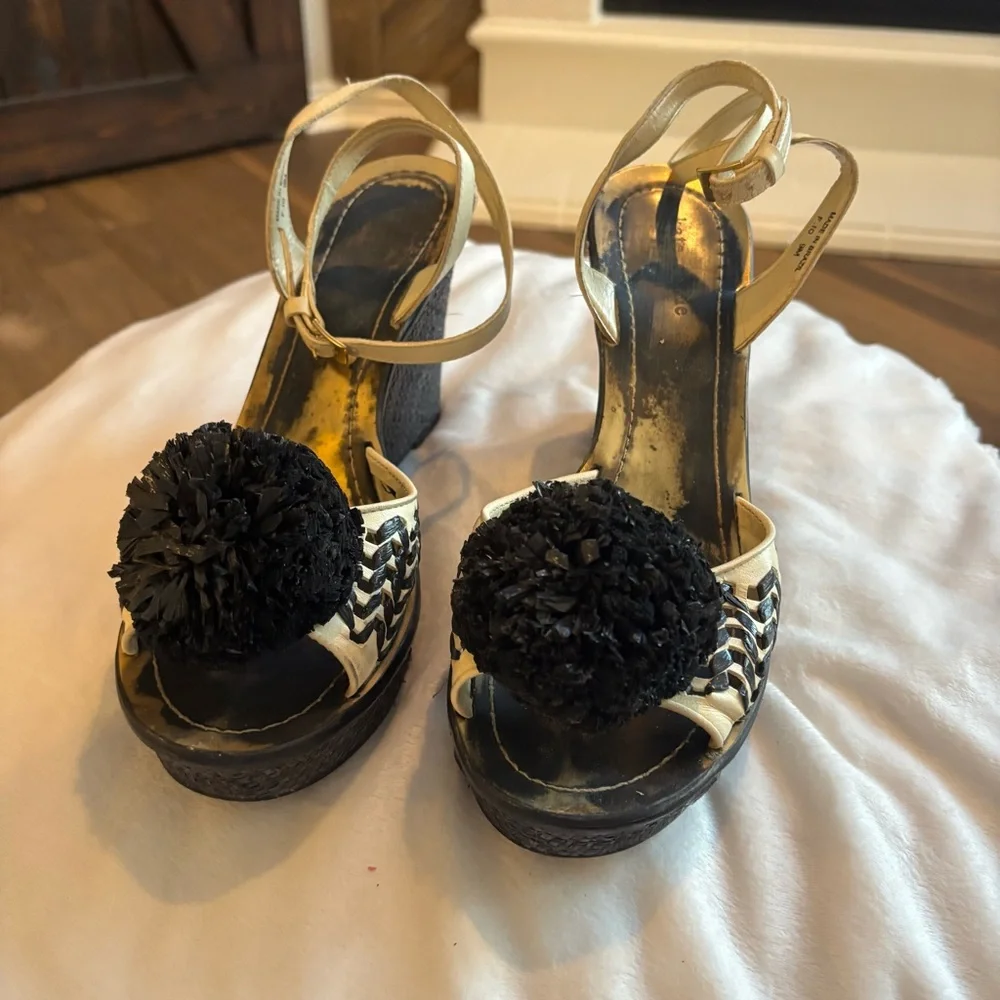 ❗️FINAL❗️Kate Spade Cream and Black Pom Pom Ankle Strap Wedges 9 - Picture 2 of 10